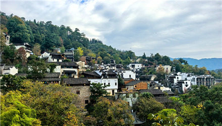 初冬漫游篁岭，枫燃半壁霞