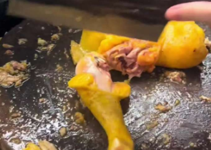 广西一女子晒出自己的砍鸡过程，网友：带上你的刀和鸡离开广西！