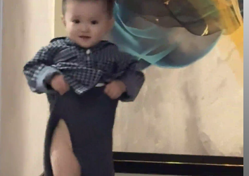 开裆裤穿出旗袍的效果 小孩哥穿开裆裤穿出超模的时髦 一条腿保守，一条腿狂野