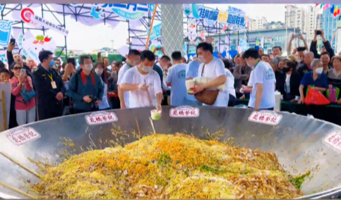 这么大的粉锅你见过吗?桂林&ldquo;粉超&rdquo;现场3米直径巨型大锅现煮米粉 ，香得走不动道了，快来嗦粉!