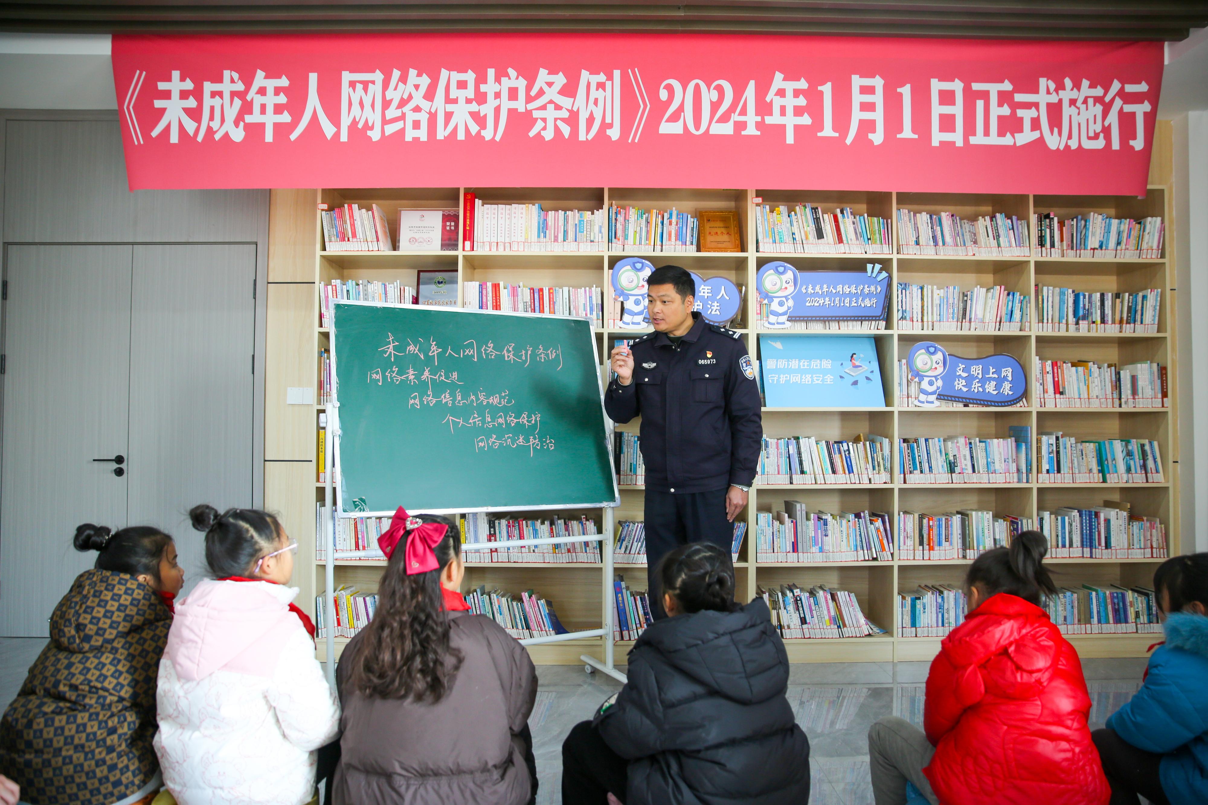 聚焦中国首部“网络法治发展年度报告” 我国网络法治的“四梁八柱”愈加坚实