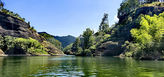 暮夏泛舟冠豸山水域