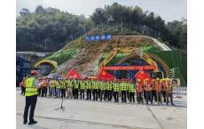 龙融高速东岭特长隧道（龙胜端）顺利进洞