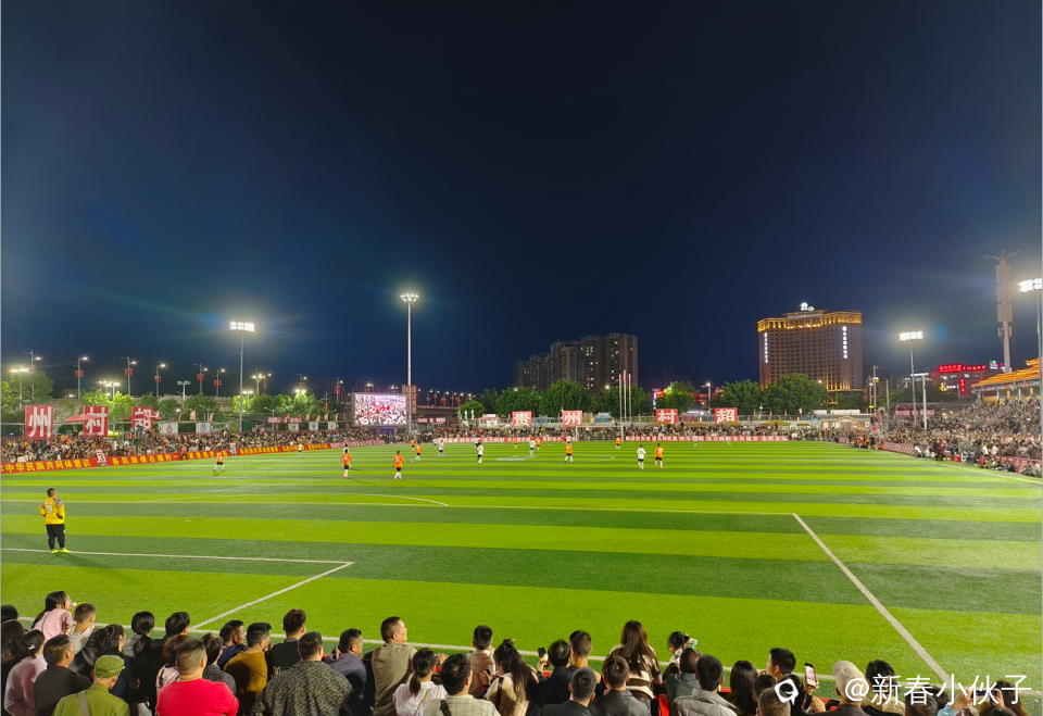 夜空的烟花，渲染了气氛