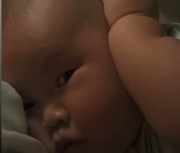 爸爸打呼噜，鼾声震天！萌宝忍受不了捂住耳朵！宝宝：脑瓜子嗡嗡的，还让不让人睡了