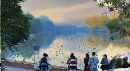 旅游博主偶遇桂林秋天浪漫瞬间，许多路人驻足停留