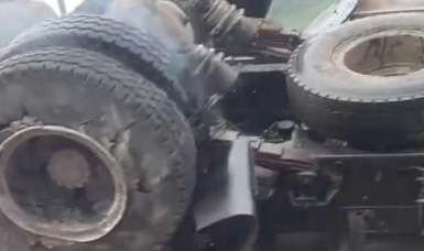 廣西高速上一貨車爆胎翻車，路過(guò)群眾不約而同靠邊停車救援！網(wǎng)友：這一刻我好像明白了什么是最美默契