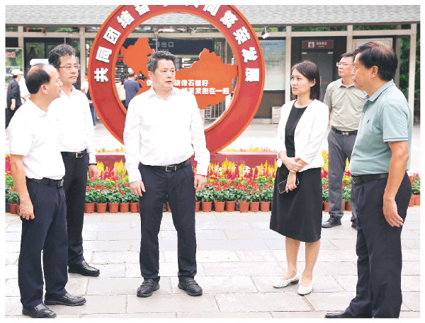 李楚检查节前安全生产工作并主持召开全市节假日期间旅游市场秩序有关工作专题会议强调  坚决守牢安全生产底线 全力提升旅游服务水平  确保市民游客欢度喜庆祥和安宁的节日