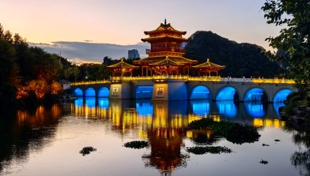 临桂夜眺：霓虹千铺锦，楼宇万点妆