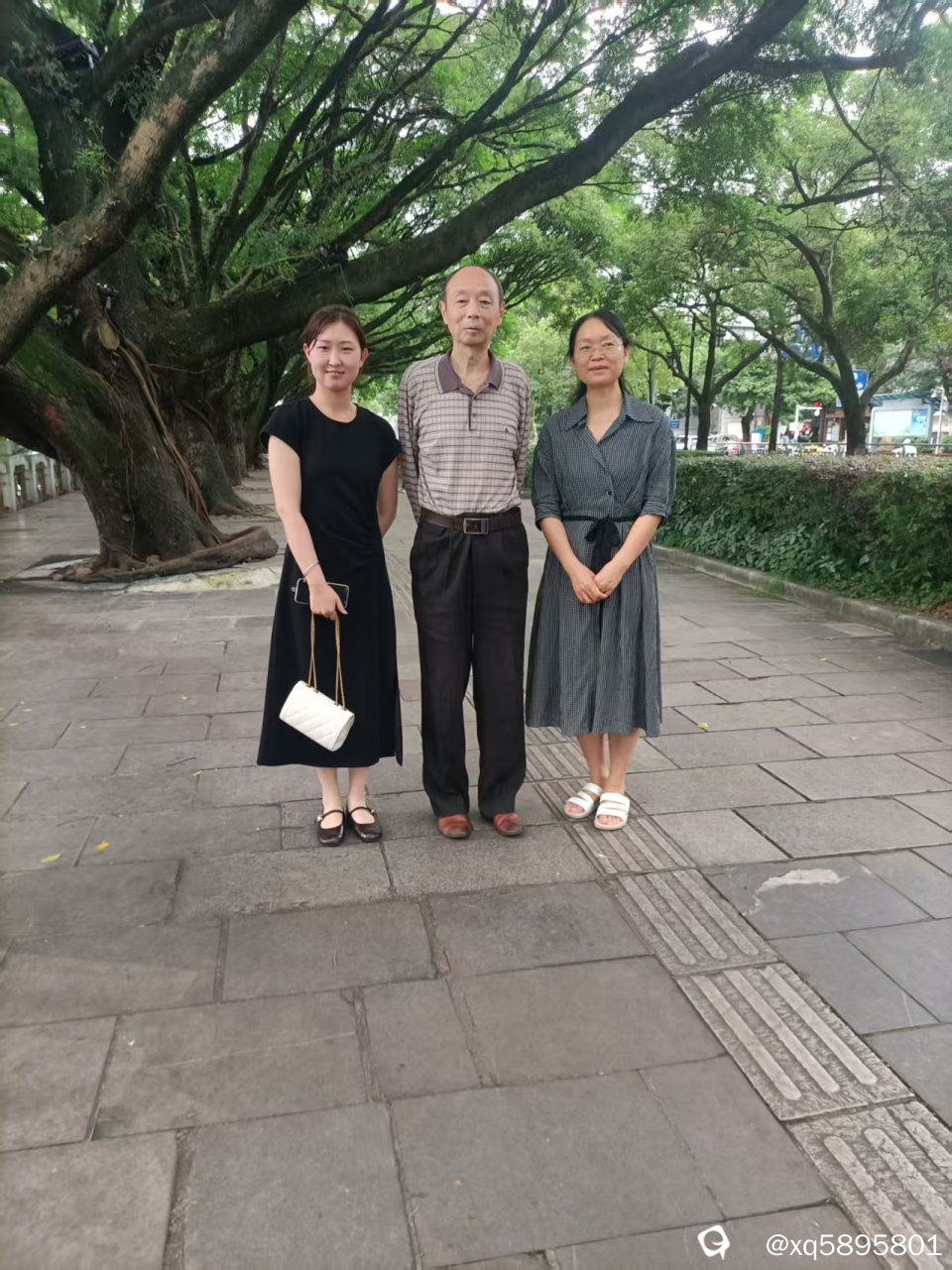江边合影