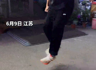 脚不沾地，踩着空气就能空中滑步?网友:看着很难实则一点都不简单