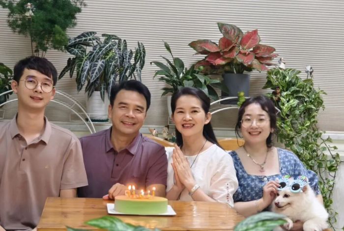 1.赖家明一家人。 （永福县文明办供图）.jpg