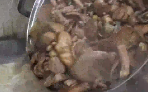 不敢想这一锅汤有多鲜！桂林女子晒自家煮鸡倒一整盆菌菇！网友：奢侈！实在是太奢侈了！