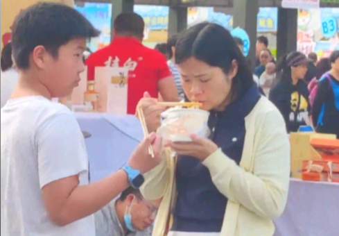 在桂林&ldquo;粉超&rdquo;现场沉浸式嗦粉是什么体验？市民游客一起嗦粉，松弛感拉满
