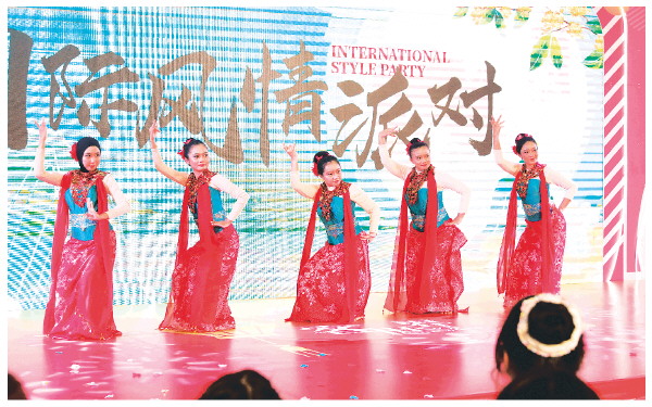 异国歌舞遇上国风游园 百余名留学生在桂林共度中秋佳节