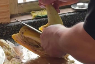 广西女生分享：有种爱叫鸡腿是我的！网友：在广西，鸡腿在谁手里谁就是最受宠的
