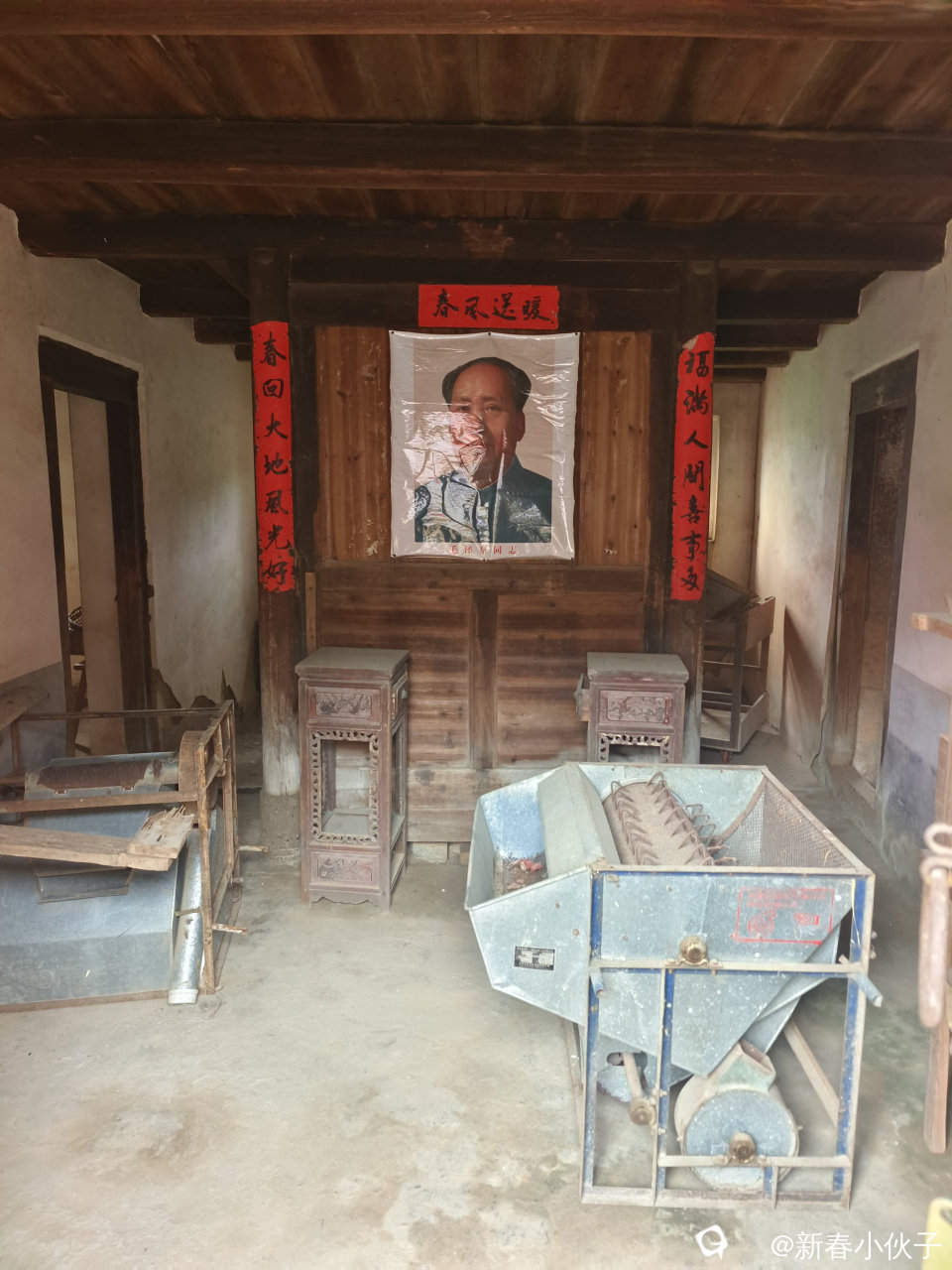 一户一厅，旁边是厨房，二楼还有房间，组成一户人家