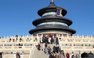 一生爱凑热闹的中国人！男生景点前躺地上打卡，一转头后面跟躺了一排人！网友：一个人我不好意思，一群人我秒跟