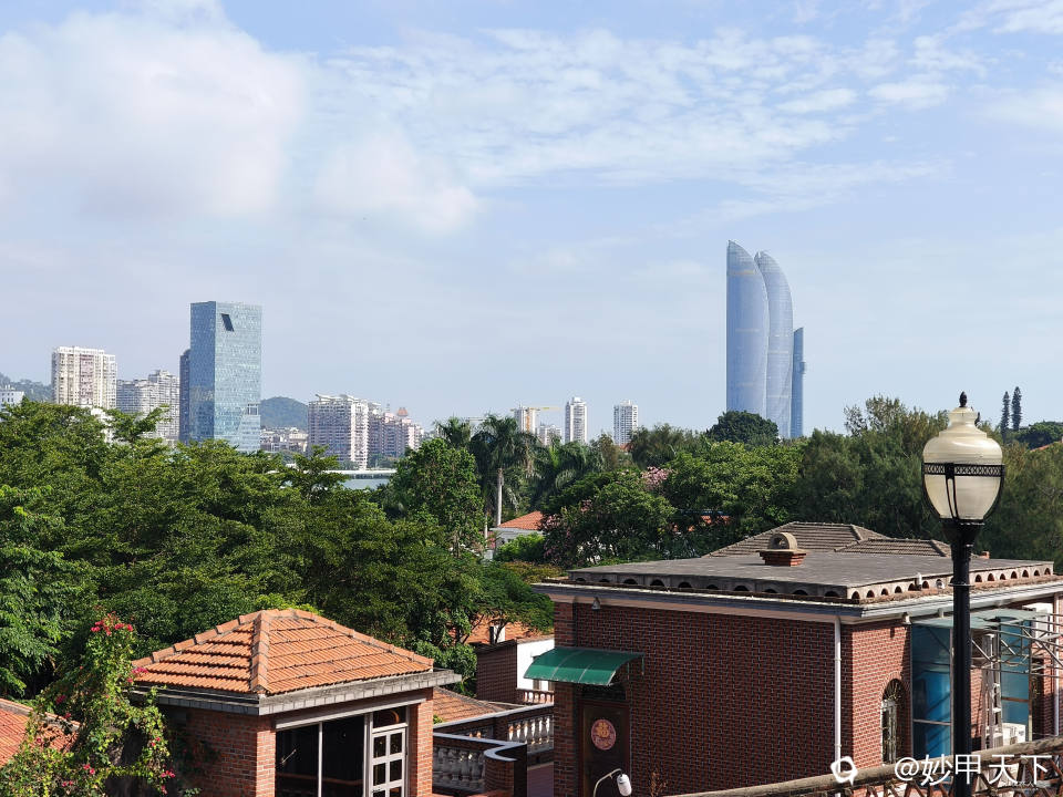 在鼓浪屿眺望市区