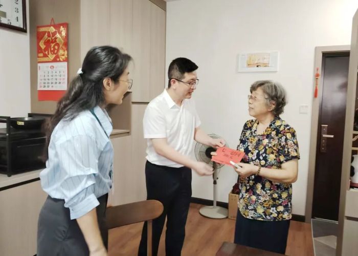 走访慰问高龄老党员.jpg