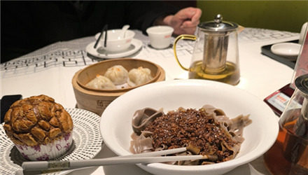 兩個(gè)人的早茶挨了八十八