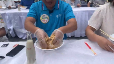 桂林&ldquo;粉超&rdquo;嗦粉欢乐赛来了&ldquo;点子王&rdquo; 小伙创新手抓嗦粉拿下第二