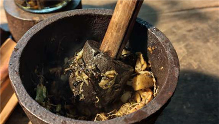 一个男人自己在家擂的油茶