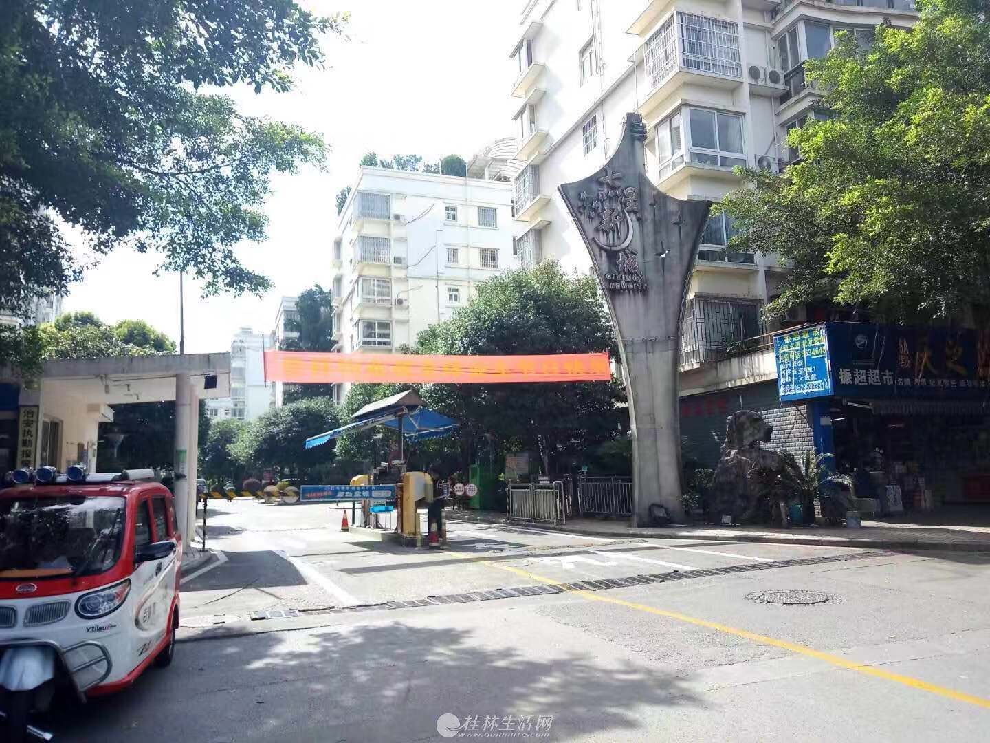 m �����³�ʵ��ס��һ��һ����¶̨С�鷿