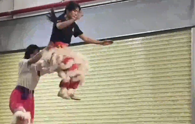 热爱可抵万难！广西舞狮女孩晒出和队友的训练日常，网友：她们纵身跃起的那一刻，我湿了眼眶