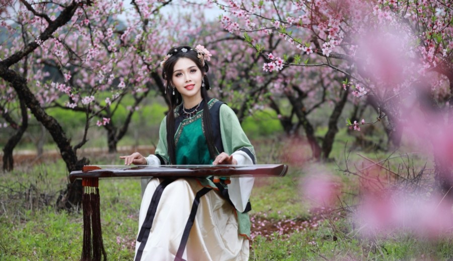 三月平乐，桃之夭夭，灼灼其华，目之所及，皆是春意