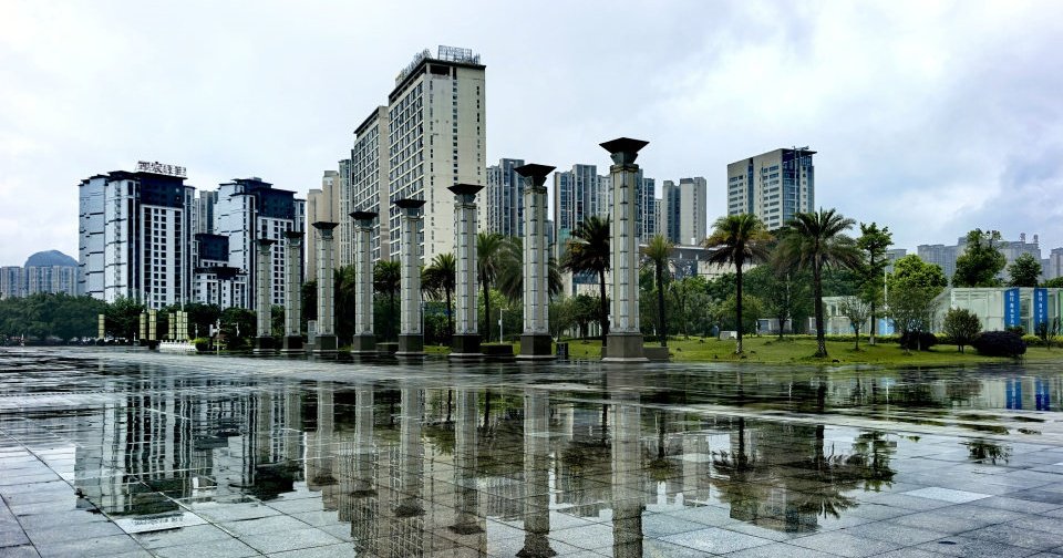 桂林市民广场雨后倒影美