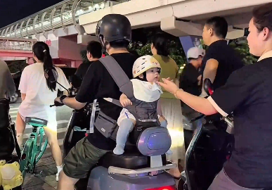 奶爸騎車帶萌娃出門兜風(fēng)，路上被小姐姐摸臉了