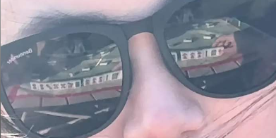 室外打麻将谨慎戴这种墨镜 遮光效果极好漏牌效果甚之 网友：笑声比墨镜更有魅力