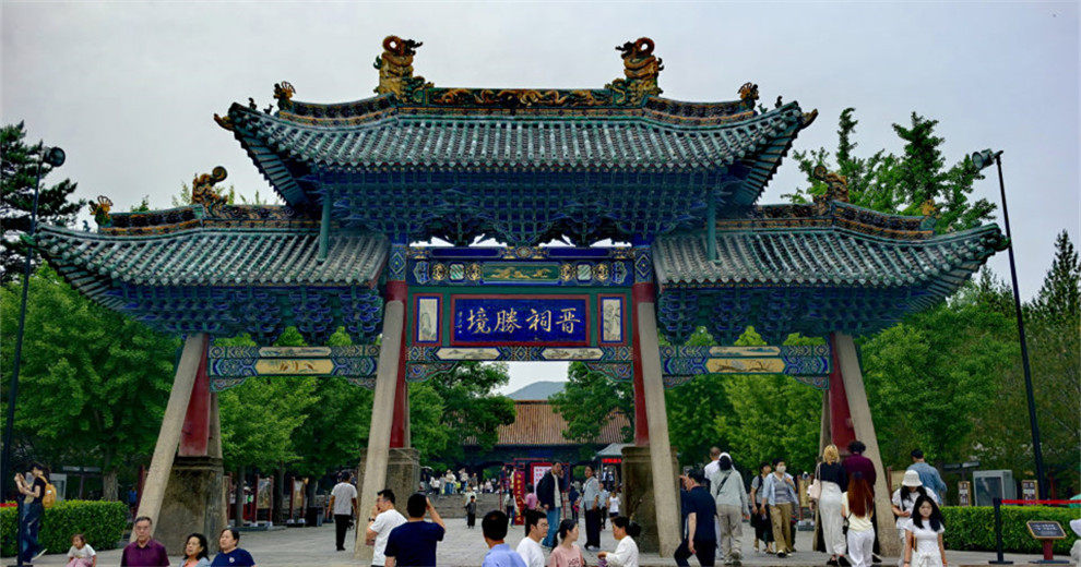 初夏漫游晋祠：檐龙蟠八柱，彩女立孤心