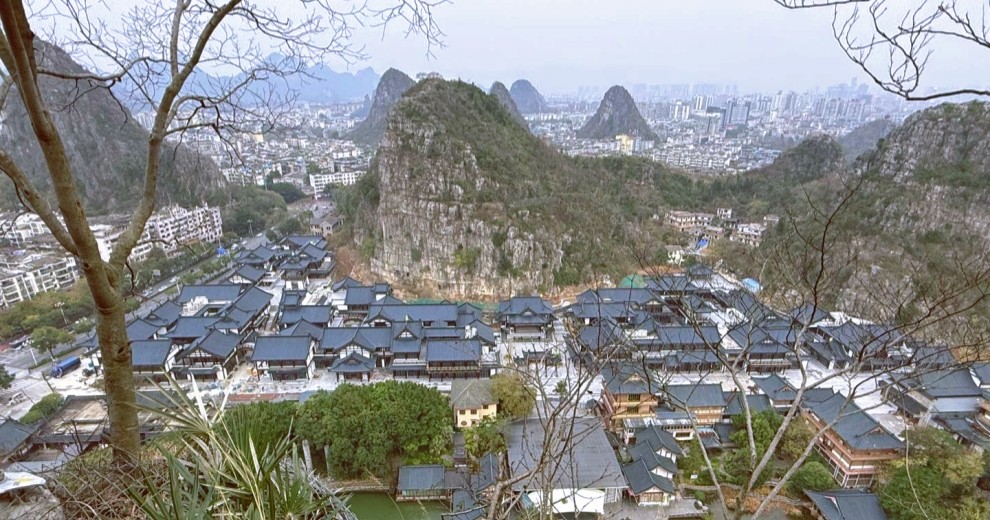 陪我的老板登仙鶴峰登高望遠