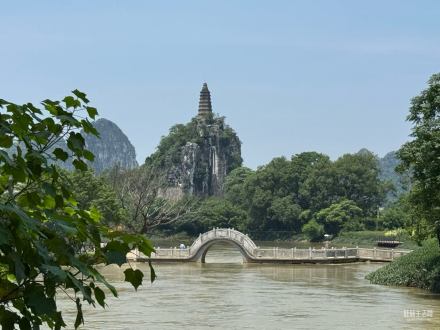 山似碧玉簪，江作青罗带！在此刻具象化了