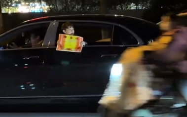 &ldquo;奖状之大 一车放不下&rdquo;，小孩姐打开车窗向别人展示自己的奖状，网友：甚至车尾也贴了两张