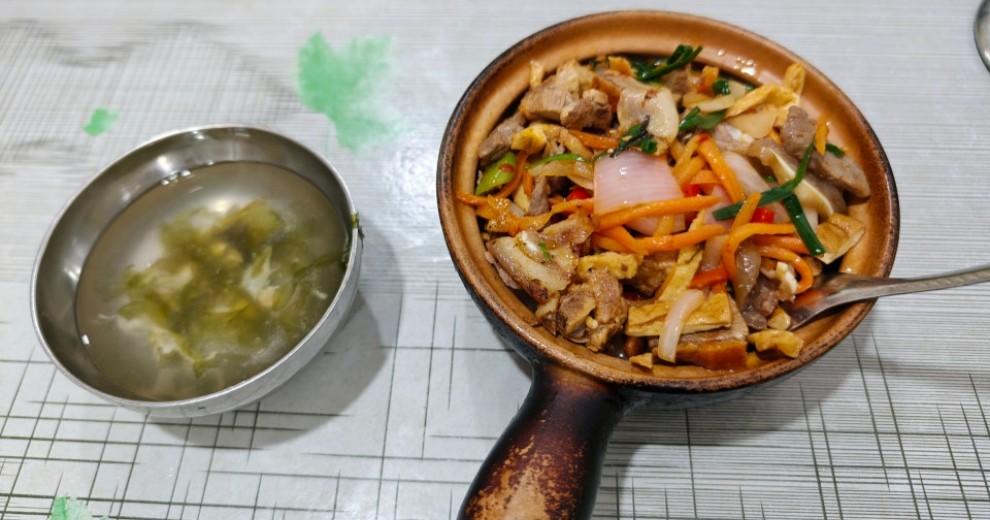 大热天的，这家砂锅饭有什么魔力