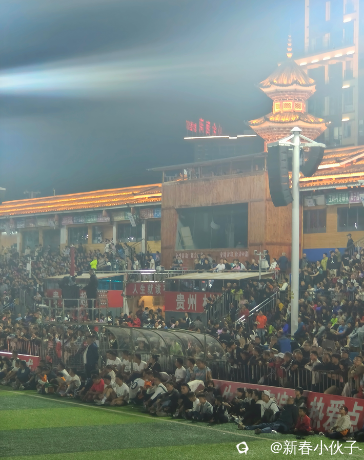 主席台旁已经没有任何空位。