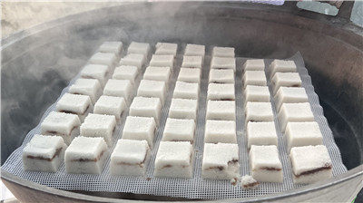 现在路边摊的小吃也不便宜啊