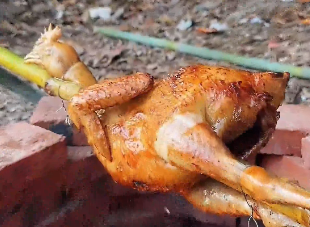 没有“两广人”可以拒绝得了这只烤鸡！男子晒出超绝炭烤黄油鸡，滋滋冒油、外焦里嫩