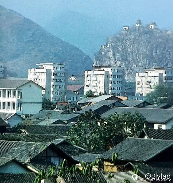 80年代初期的桂林城远眺，右侧就是独秀峰