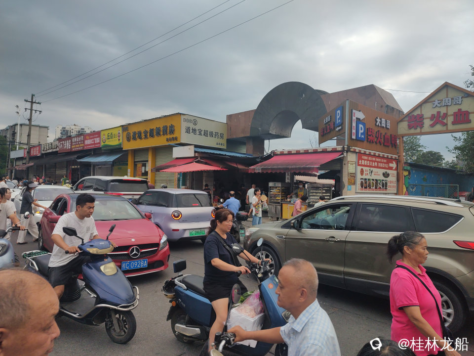 桂林铁路老菜市场大门前道路拥堵很严重