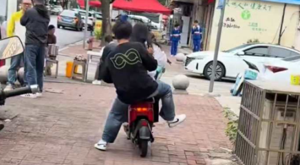 一个敢开一个敢坐！十步之内必有解药？小伙坐电驴弹射起步摔在药店旁，网友：坚强的后脚，最终还是败了