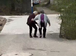 广西一老奶奶给老闺蜜回红包，老人上演极限拉扯！网友：希望老了我也能和闺蜜这样