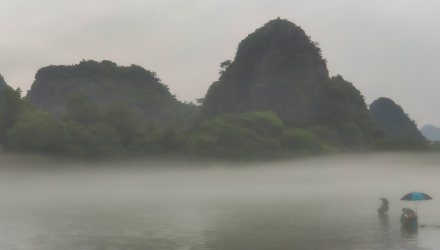 江边平流雾，仿佛误入仙境