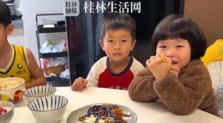 果然新脑子一点都不吃压力！妈妈问假如自己掉水里，还没说完孩子们都笑喷了！网友：女儿笑得最欢，漏风挺严重啊