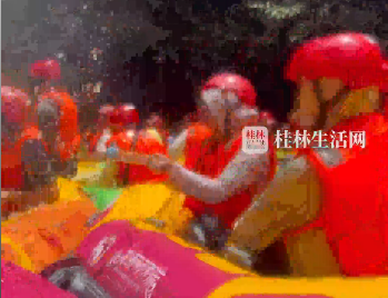 buff叠满，一路尖叫！女生在桂林玩漂流，体验到速度与激情：不是说广西只有&ldquo;窝囊版&rdquo;漂流嘛！