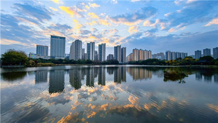 乌云散去朝霞出 水天泼金绘彩图