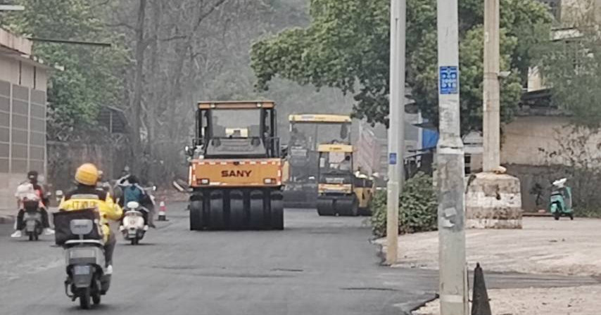 桂林巾山路加宽路面，开始铺沥青路面了
